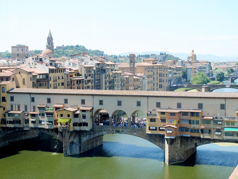 Stemningsbillede fra Firenze med middelalderbroen Ponte Vecchio