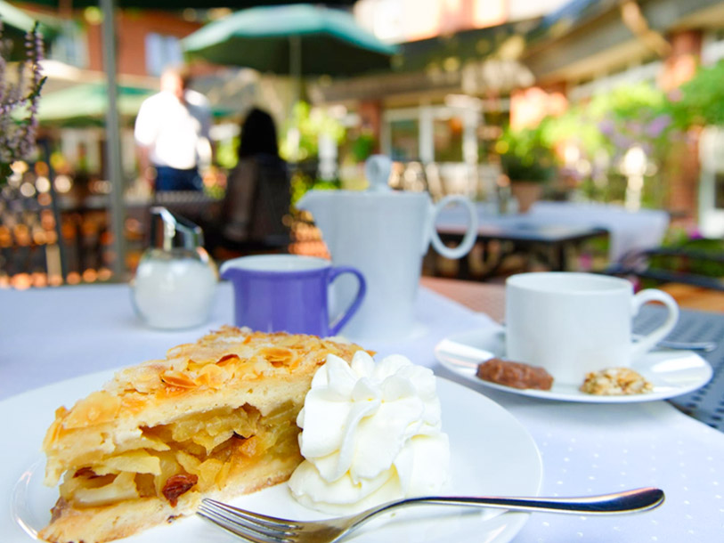 Ringhotel Sellhorn serverer også gerne deres hjemmelavede kager i "kaffehaven" efter vandreturen