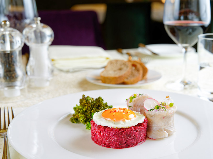 Hotellets køkkenchef finder inspiration i både lokale råvarer fra hedelandet såvel som på Hamburgs madmarkeder
