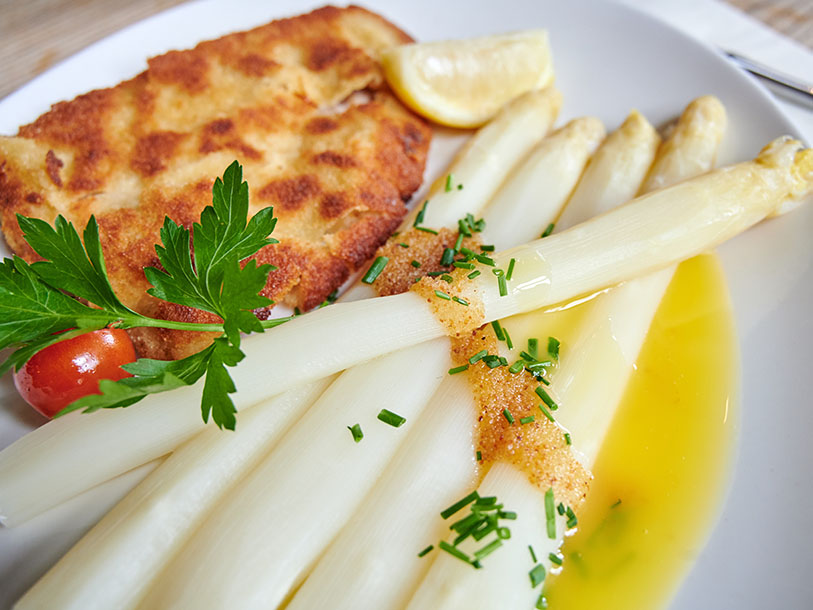 Prøv endelig også de skønne asparges, når det er sæson - Niedersachsens gastronomiske stolthed