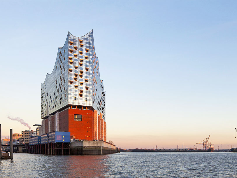 I Hamburg mødes hansestadshistorie og maritim modernitet - her med det nye, flotte koncerthus