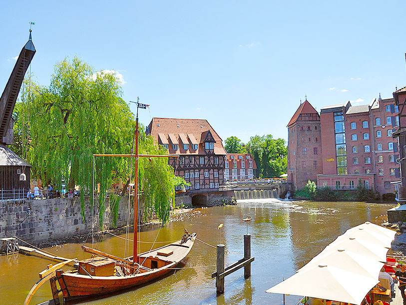 Besøg også Lüneburg, som er grundlagt på det hvide guld - saltet - og hvor I finder endnu en velbevaret Altstadt