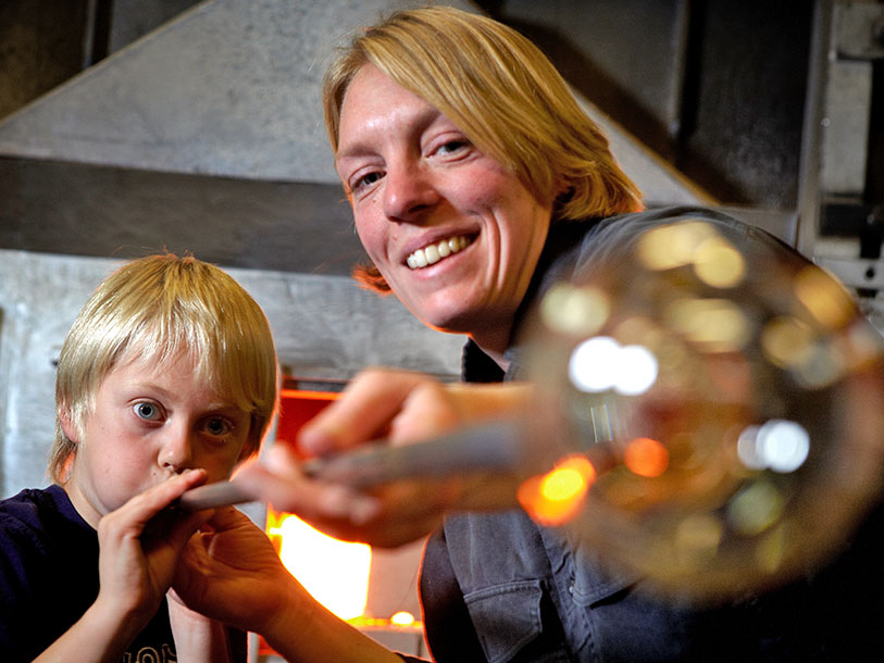 Några av glasbruken erbjuder också möjligheten för att prova på att blåsa ditt eget glas