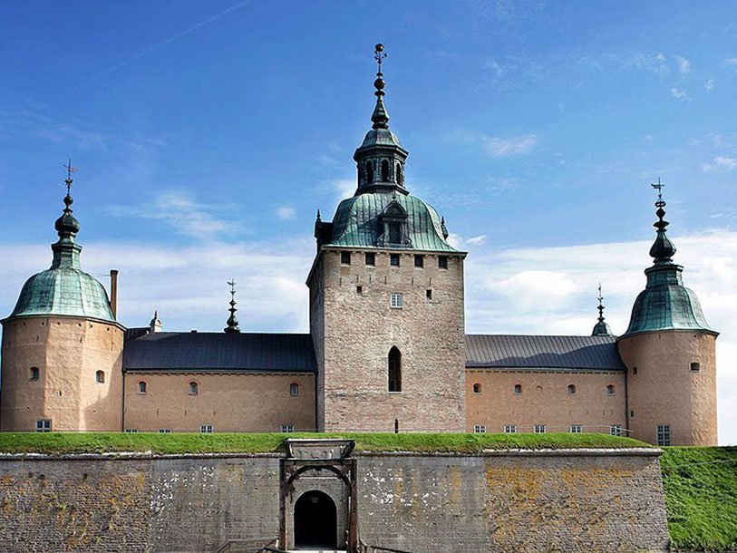Bara en halvtimme från hotellet ligger det pampiga Kalmar Slott