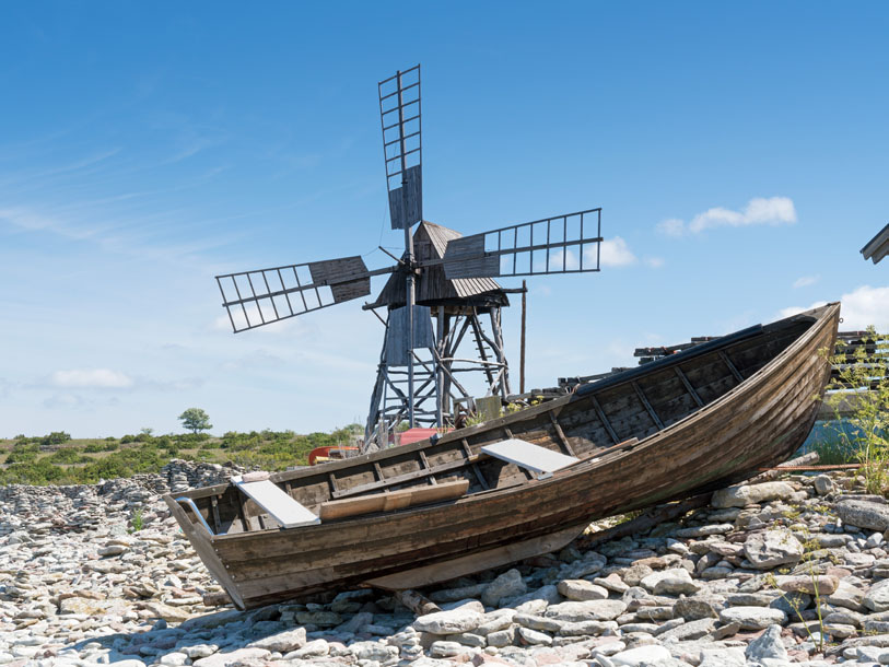 Öland är en älskad destination som erbjuder välbevarade väderkvarnar, fyrar och världsarvet på Stora Alvaret