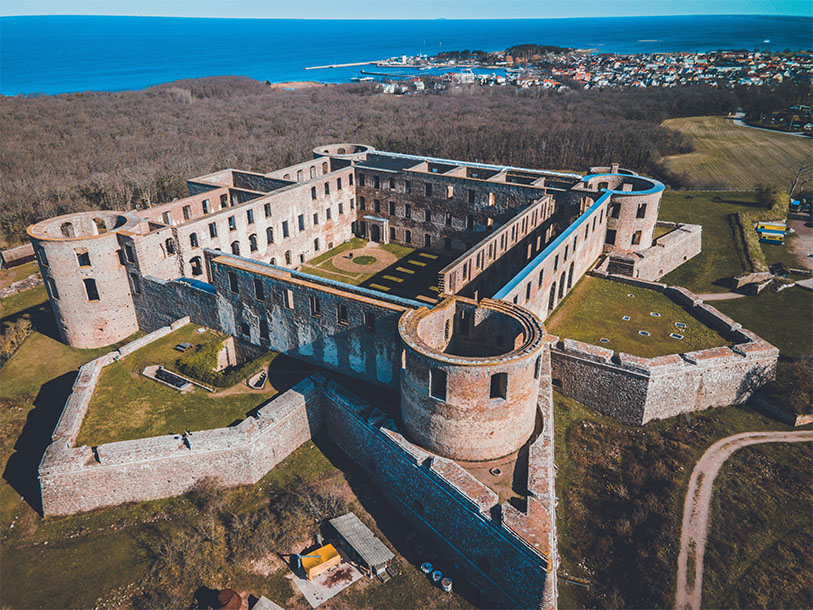 På Öland kan du också beundra Borgholm Slottsruin och känna historiens vingslag