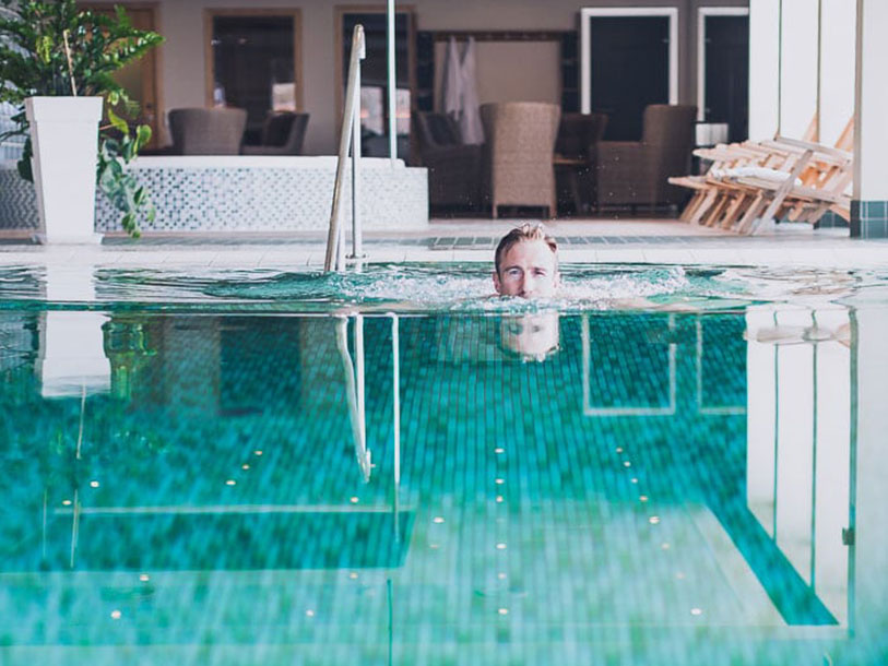 Njut av hotellets wellnessavdelning med inomhuspool när du vill ta ett varmt bad