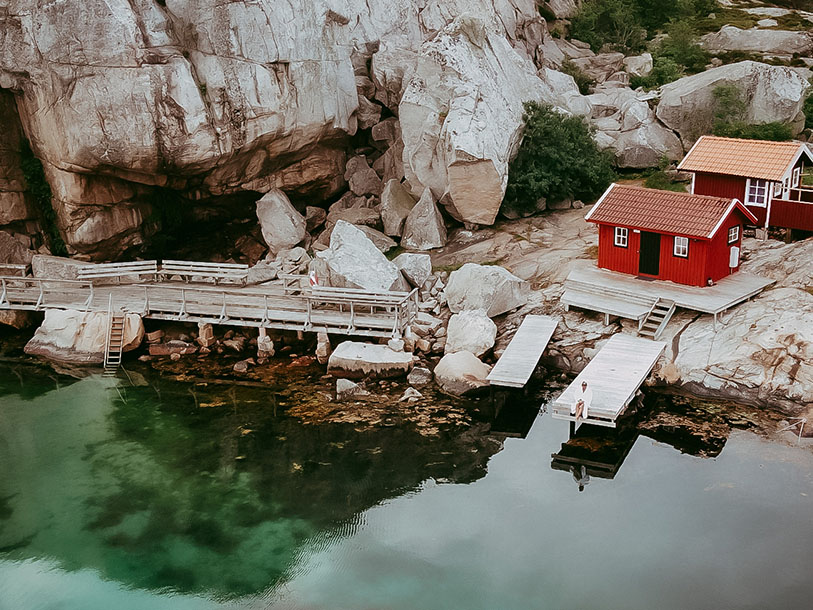 Det är bara en kort promenad till flera skyddade badplatser med brygga på Smögen