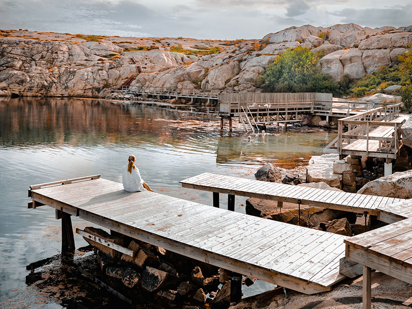 Från bryggorna är det enkelt att komma ner i det salta havet - en härlig upplevelse året om
