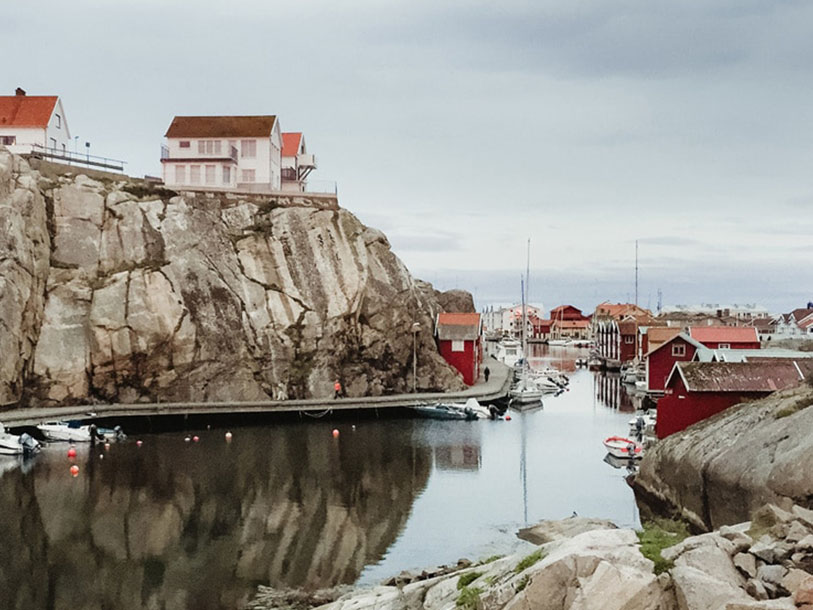 Skärgårdshusen tronar på ön Smögen, flera har en praktfull havsutsikt