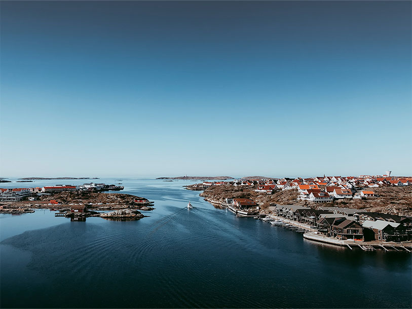 Utsikt över inloppet till Smögen - du kan skymta Smögenbryggan till höger i bild