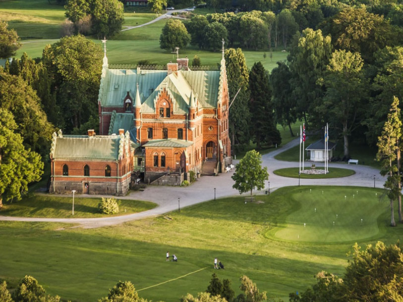 Golfsäsongen startar ibland tidigt i Bohuslän, här Torreby Slott med engelskinspirerad park och 18-håls golfbana