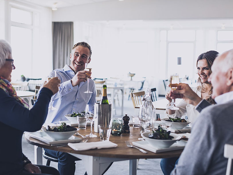 Se fram emot frukost och middag på Smögens Hafvsbads restaurang