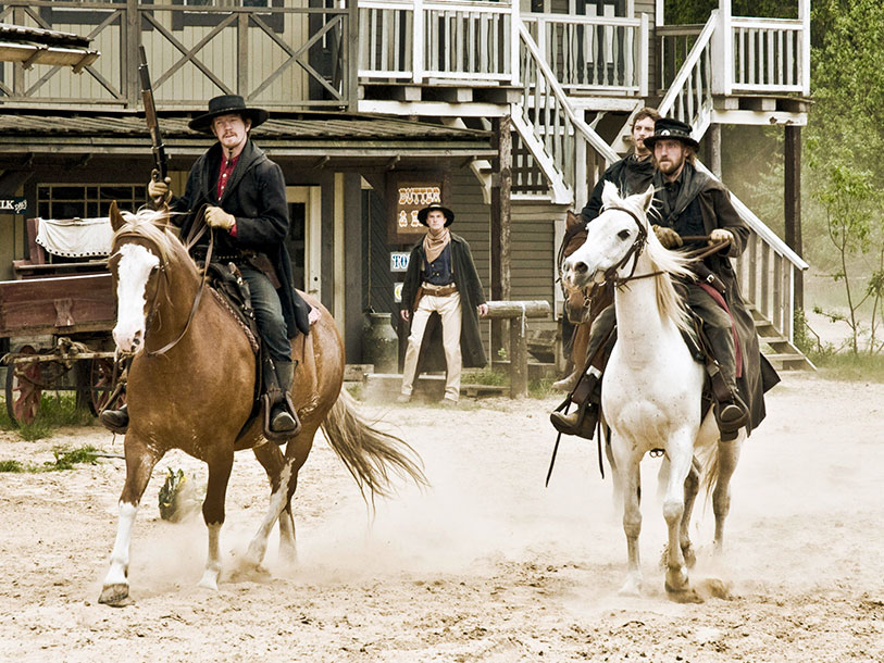 Här kommer du att hamna mitt i dueller mellan sheriffer, laglösa och dammiga cowboys