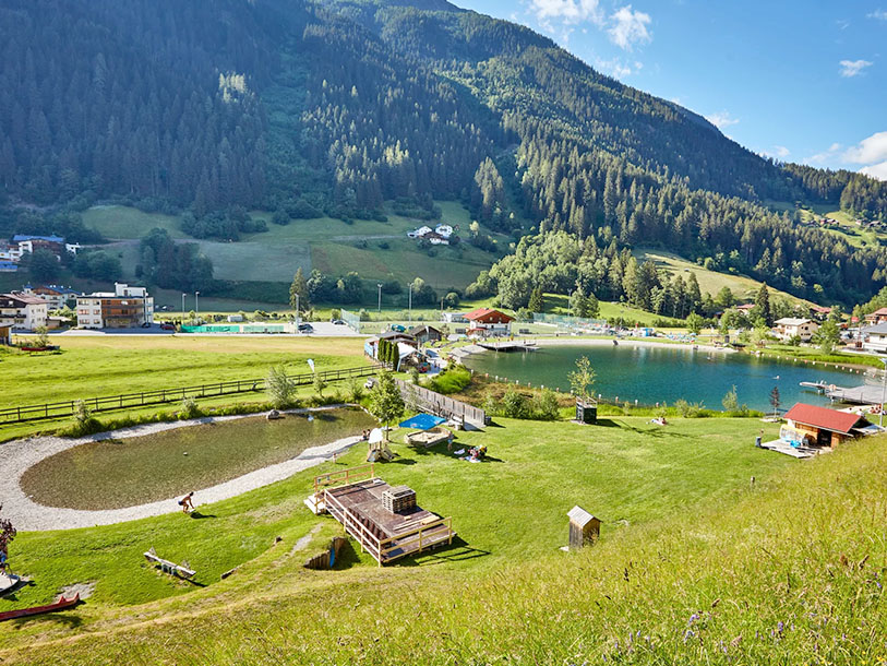 I bor blot et stenkast fra alpebyens populære friluftsbad, som er en magnet på varme sommerdage
