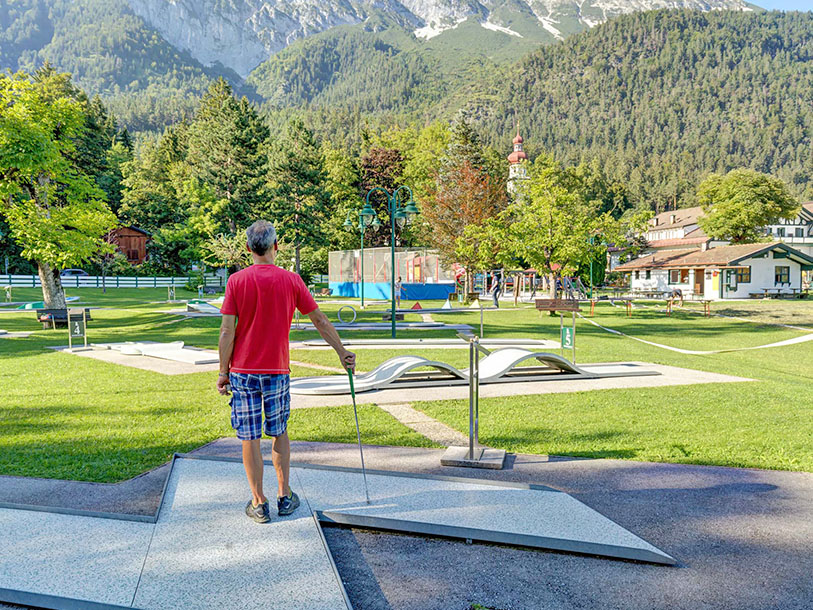 Når familien skal dyste i minigolf, er bjergenes panorama en del af oplevelsen
