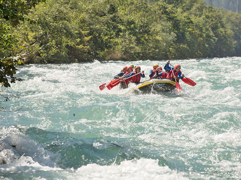 Har I mod på det, kan I f.eks. prøve riverrafting på de brusende floder