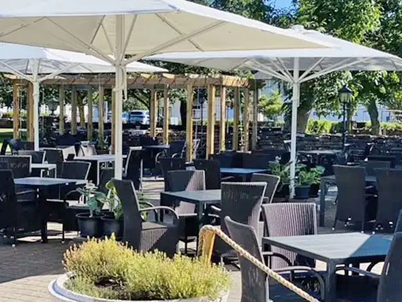 På Ekerum finns det också en härlig sommarterrass med uteservering
