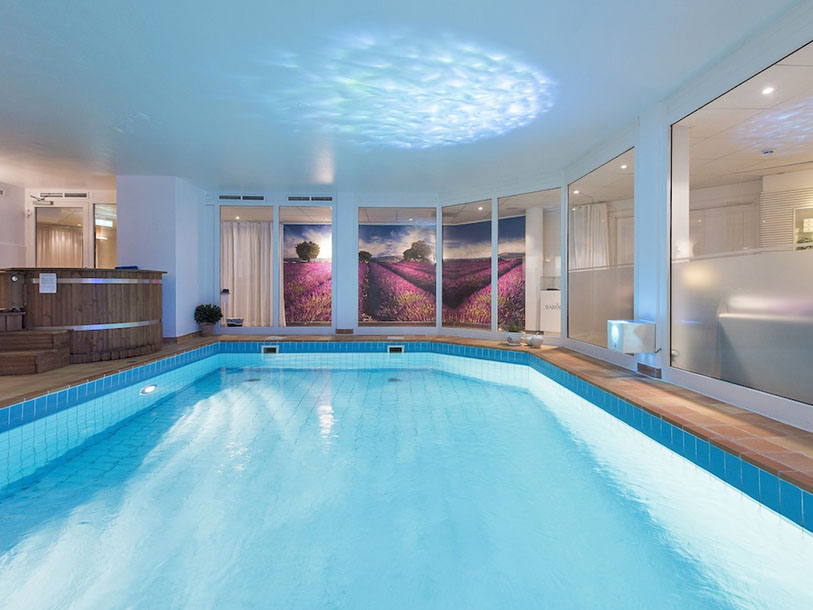 Aaahhh... koppla av med wellness och ett dopp i hotellets swimmingpool efter dagens äventyr