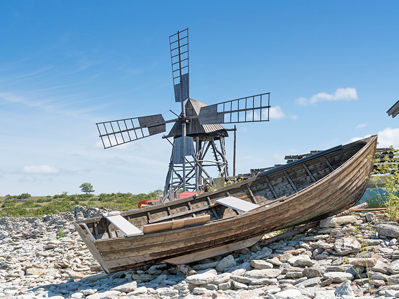 Något som ön också är mycket känd för är alla historiska väderkvarnar