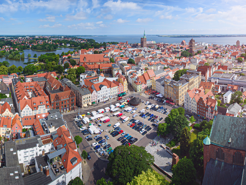 Tag også turen til hansestaden Stralsund, som ligger ved porten til Rügen