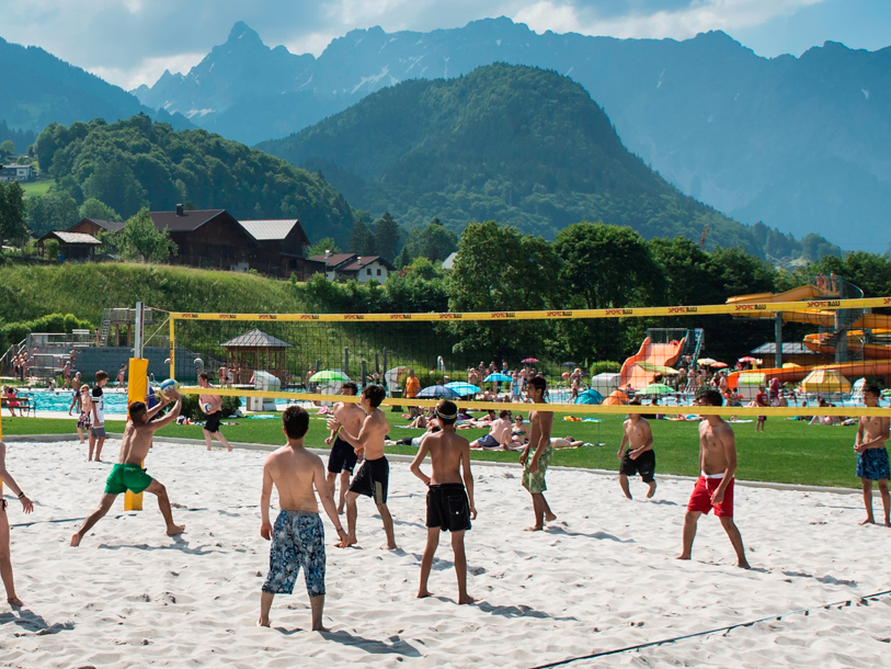 Det saknas inget på denna härliga semesterdestination i Vorarlberg - här finns också beachvolley