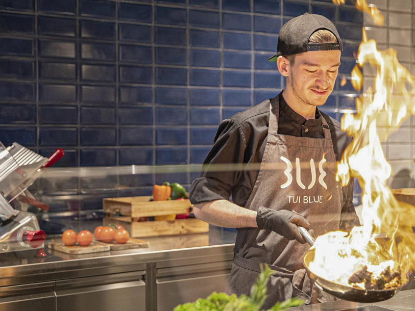 Se fram emot kvällens middagar på TUI BLUE Montafon - i restaurangen har man en live cooking station