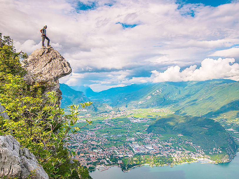 Om du vågar kan du klättra till toppen av Monte Baldo, där du kommer att belönas med denna utsikt