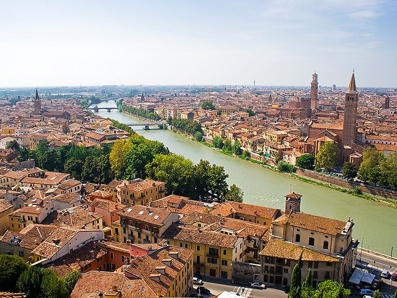 Verona ligger bara en halvtimme bort, och bron Ponte Pietra 
är bara en av stadens fornlämningar från romartiden