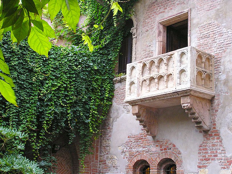 Verona förevigas av Shakespeare i tragedin Romeo och Julia, och du kan besöka Julias hus - Casa di Giulietta