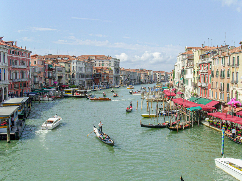 Från Peschiera kan du ta tåget till Venedig på två timmar och uppleva den unika kanalstaden