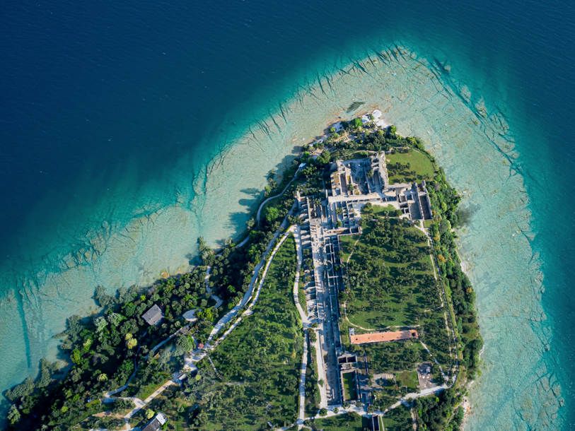Sirmione ligger på en halvø, hvor ruinerne af poeten Catullus' sommervilla fra år 150 vidner om fortidens pragt