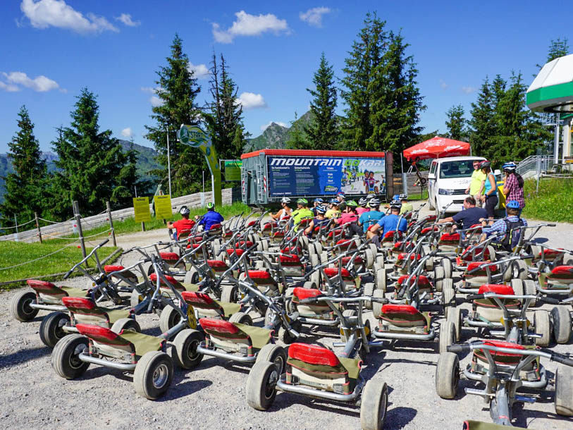 Prøv Mountain GoKart gennem det smukke landskab med frodige enge og grønne skove (6 km)
