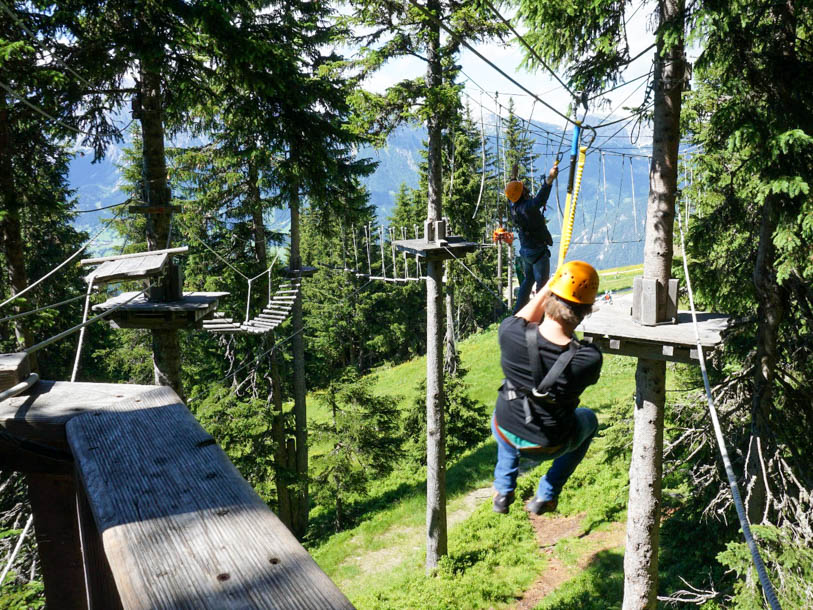 I kan også prøve flere forskellige klatreparker og zipline-baner i området