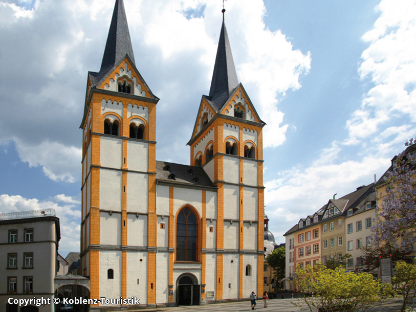 Koblenz har också en magnifik samling av kyrkor - här Florinskirche med sina två torn