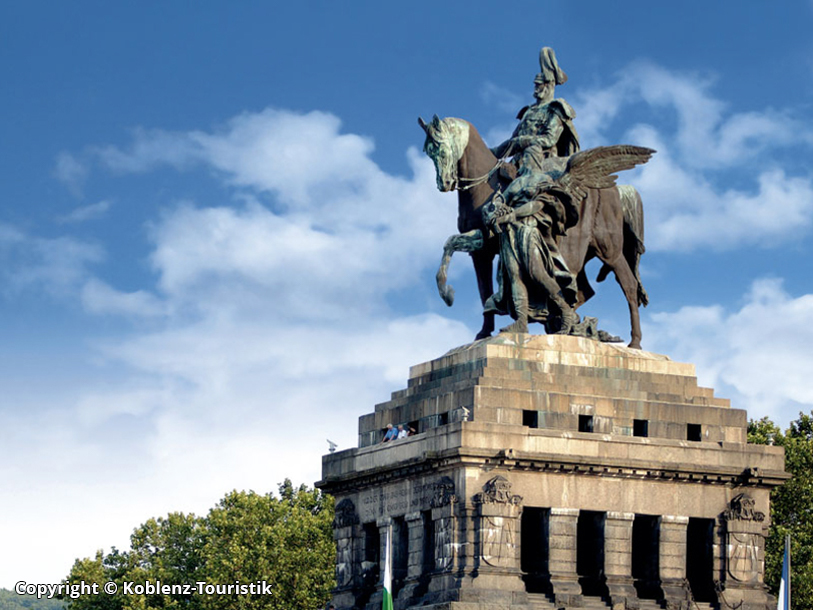 Den 37 meter höga ryttarstatyn av Kaiser Wilhelm I tronar över Deutsches Eck