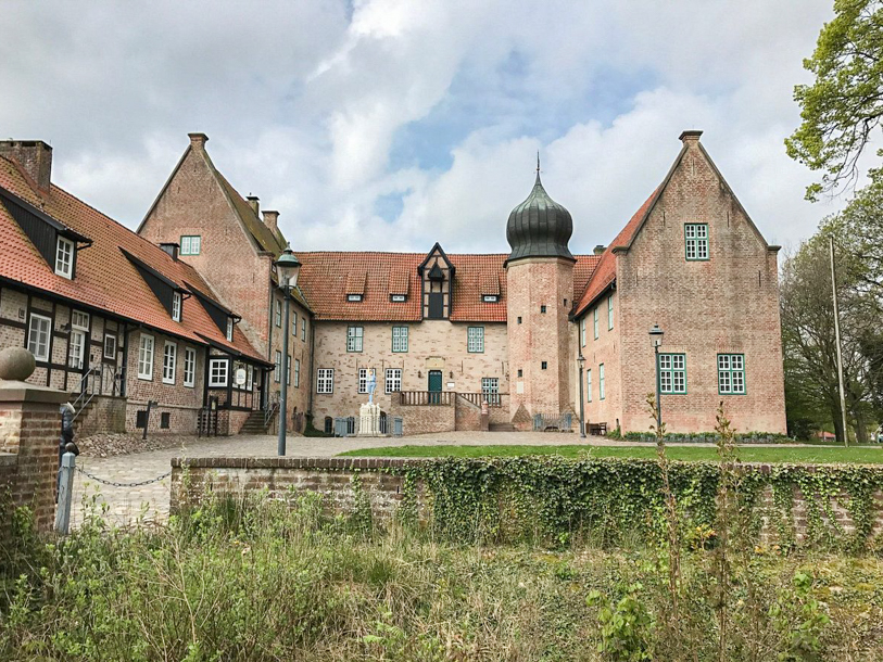 Bad Bederkesa er bygget op omkring en vaskeægte ridderborg, som har ligger her siden 1100-tallet