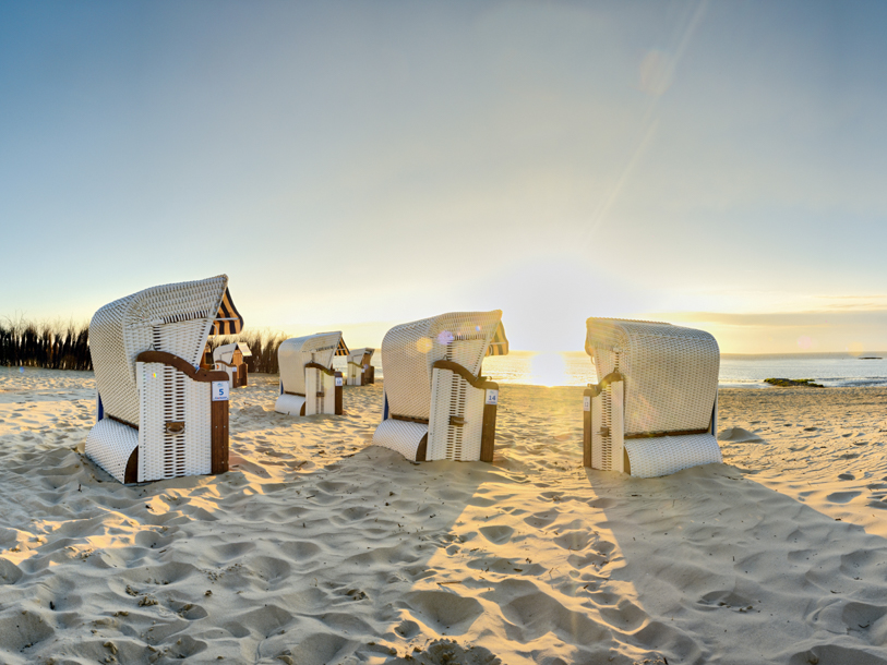 Duhnen Strand er Cuxhavens 4 km lange strandpromenade, hvor strandstolene står skulder ved skulder i sandet