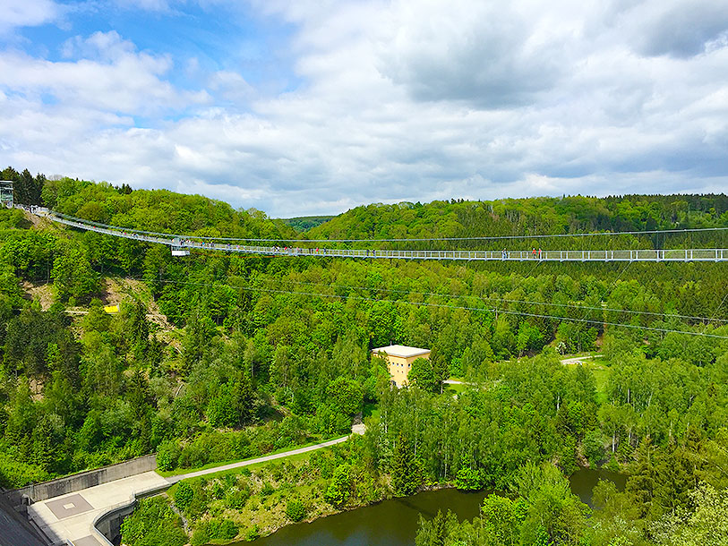 Og for alle vovehalse venter Harzens vilde hængebro, Hängeseilbrücke Rappbodetalsperre , ved Rappbodetalsperre