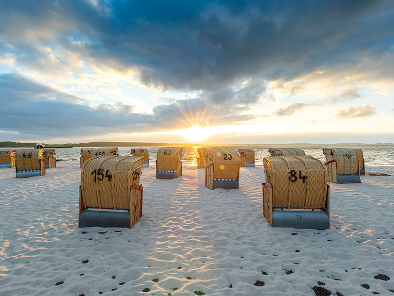 De ikoniska strandkorgstolarna står troget på Timmendorfer Strand på sommaren