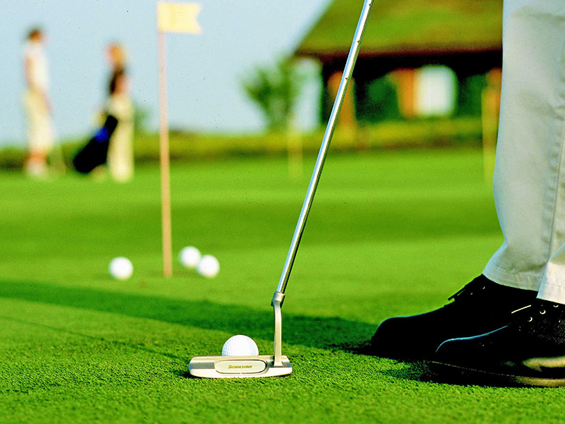 Ta en runda golf på semestern, för här bor du nära många bra golfbanor