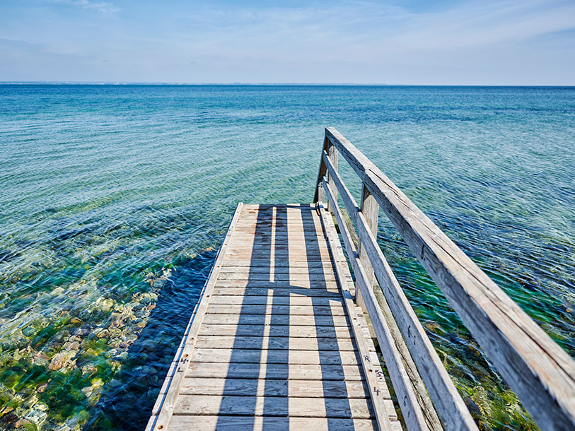 Det grunda, kristallklara vattnet i Timmendorfer Strand lockar turister från hela världen