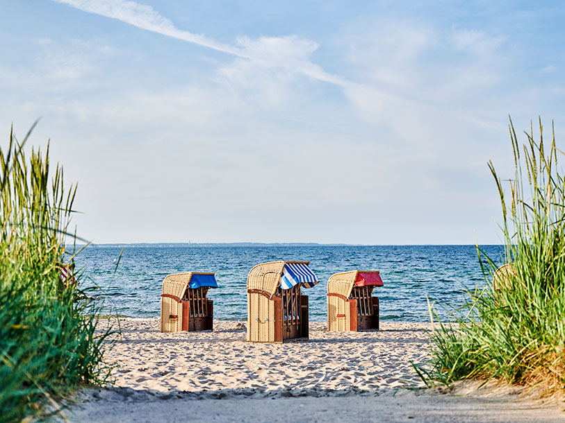Du bor ett stenkast från den 7 km långa sandstranden som andas semesteridyll året om