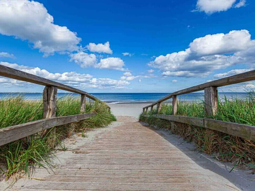 Några minuters promenad och du står med fötterna i sanden och kan njuta av utsikten över havet