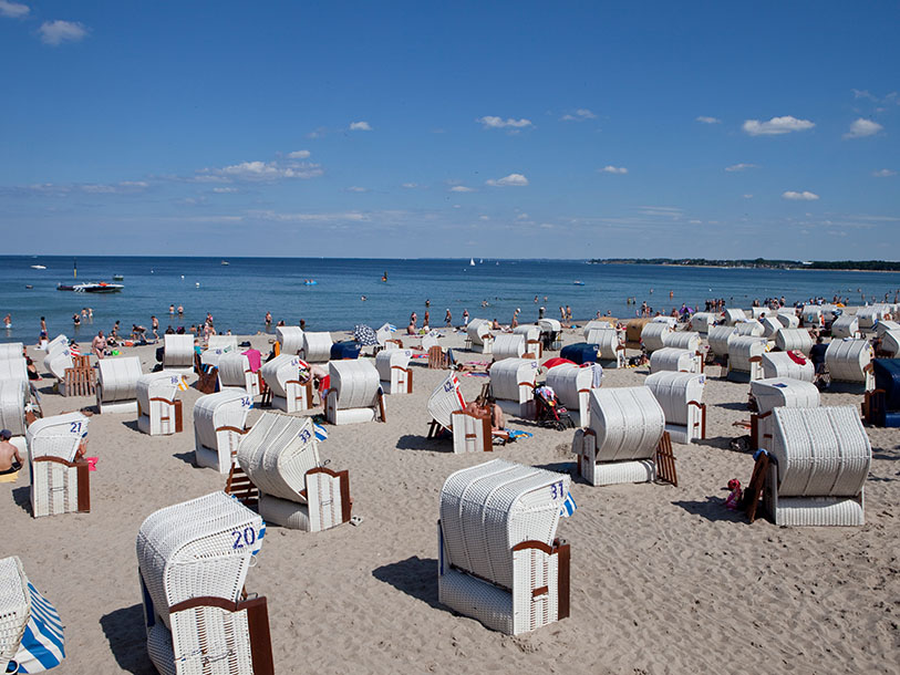 På sommaren trängs de ikoniska strandkorgstolarna på Timmendorfer Strand