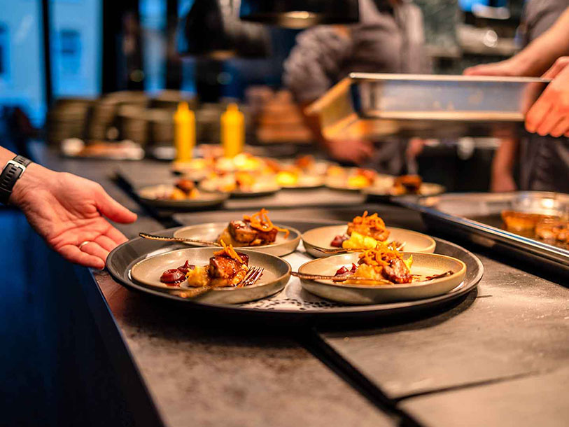 Prova själv hotellets restaurang, där du kan köpa många olika läckra rätter till kvällens middag
