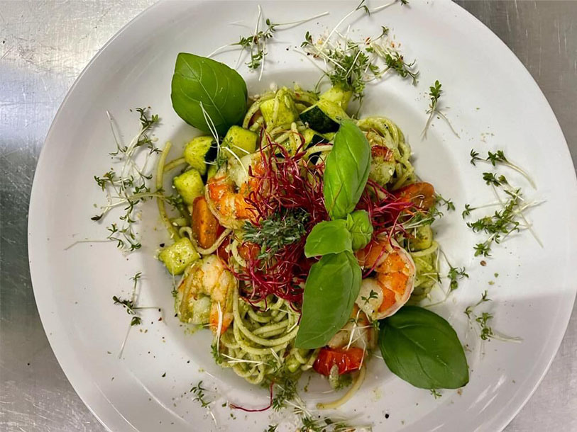 Efter dagens utflykter står det linnedukade bordet i restaurangen klart för servering av kvällens middag