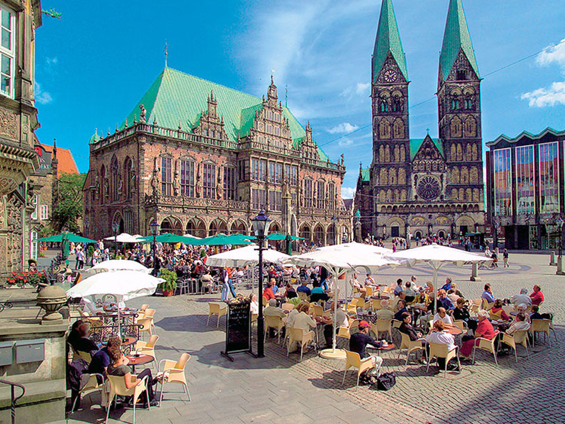På Rådhustorget i Bremen arrangeras marknader året runt - men speciellt känd är julmarknaden i advent