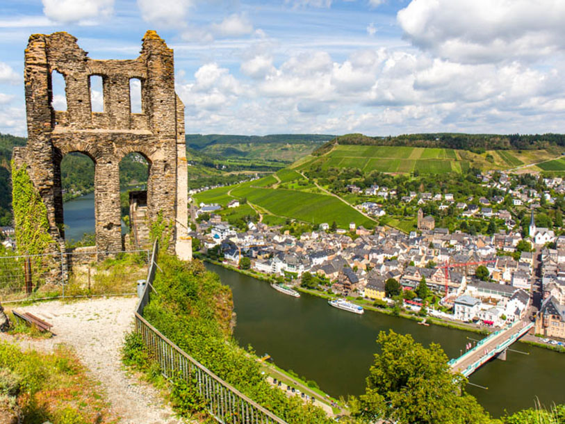 Traben-Trarbach (46 km) har vuxit ihop över Mosel och erbjuder många vackra byggnader