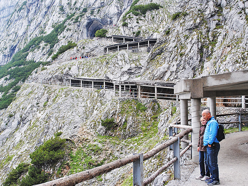 Lige neden for Burg Hohenwerfen kan I stå på bussen, der kører op til stien, der fører til Eisriesenwelt